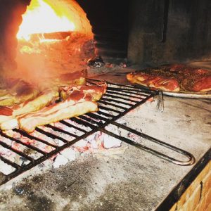 les viandes de la pizzeria la mamma saisies au feu de bois
